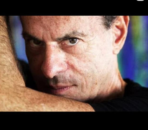 Ney Matogrosso já lançou 26 discos de estúdio em sua trajetória solo, com alguns deles considerados essenciais por especialistas, como “Pecado” (1977) e “Pescador de Pérolas” (1986). 
