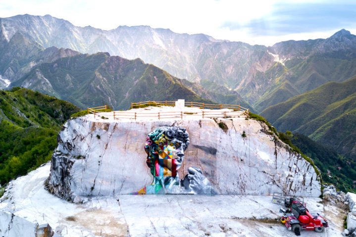 Também em 2017, o artista brasileiro pintou nas pedreiras de Carrara, na Itália, a mais de mil metros de altitude, o fascinante painel Davi. 