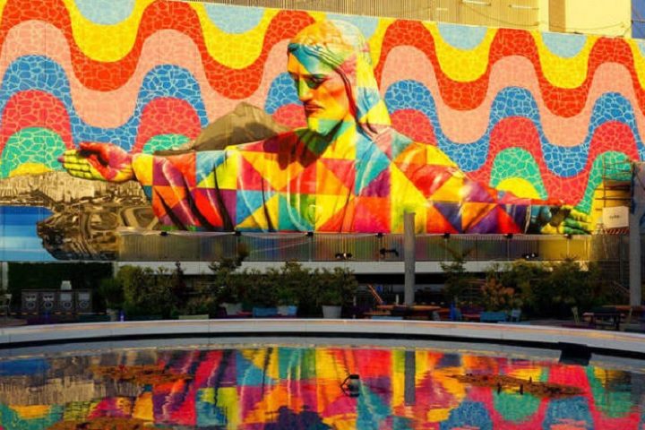 Também com inspiração no Rio de Janeiro, Kobra fez o painel Cristo, na embaixada do Brasil em Tóquio, no Japão. 