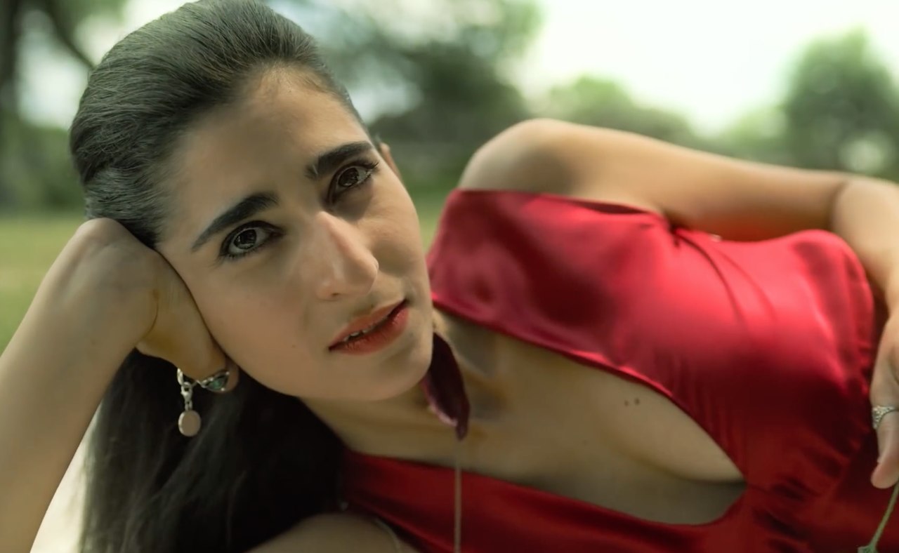 Resposta correta: a) Ágata Giménez.  Interpretada pela atriz espanhola de origem cigana Alba Flores 