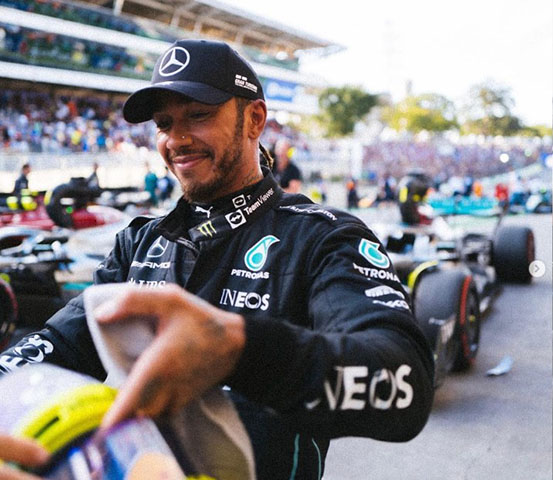 Conhecido por seu talento excepcional, recordes impressionantes e influência dentro e fora das pistas, Lewis Hamilton é um dos pilotos de Fórmula 1 mais icônicos da história do esporte.