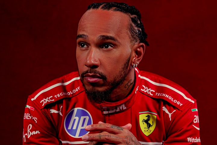 Lewis Hamilton trocou a Mercedes pela Ferrari para a temporada 2025, buscando reconquistar um título após passar quatro anos sem vitórias.