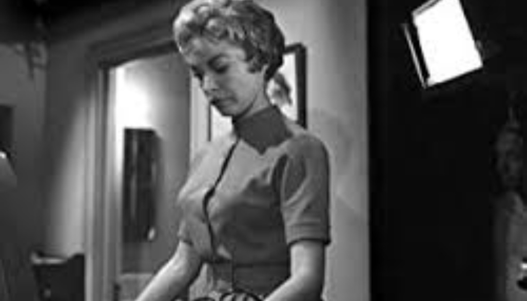 Apesar de na época já existirem filmes em cores, Hitchcock decidiu filmar em preto e branco para que o filme fosse menos chocante para o público e o mais barato possível.