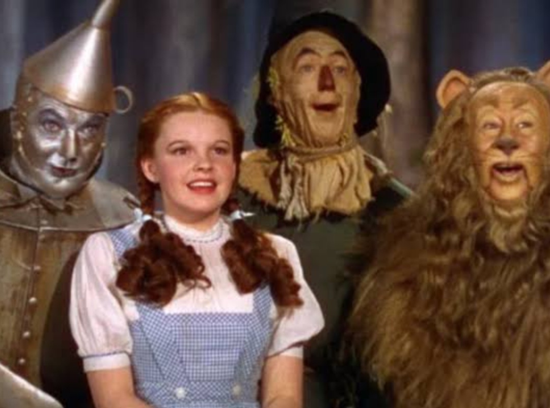 Uma curiosidade é que o filme foi um fracasso de bilheteria na época, tendo custado 2,7 milhões de dólares e faturado “apenas” 3 milhões. Os bastidores do longa foram conturbados e “O Mágico de Oz” teve ao todo 14 roteiristas e cinco diretores.