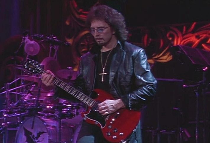 O guitarrista Tony lommi admitiu que à época sofreu com bloqueios criativos pelo uso de drogas e entrou em pânico sem compor, mas não fez nenhuma referência à música da brasileira.