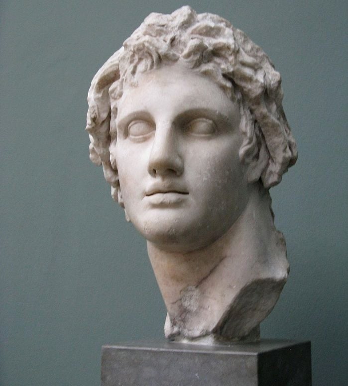 Alexandre, o Grande, não acompanhou o crescimento da cidade até ela se tornar a capital egípcia à época, pois o rei macedônio morreu antes. Foi no reinado de seu sucessor, Ptolomeu II, que o auge se deu a ponto de a localidade tornar-se um centro comercial e cultural do período. 
