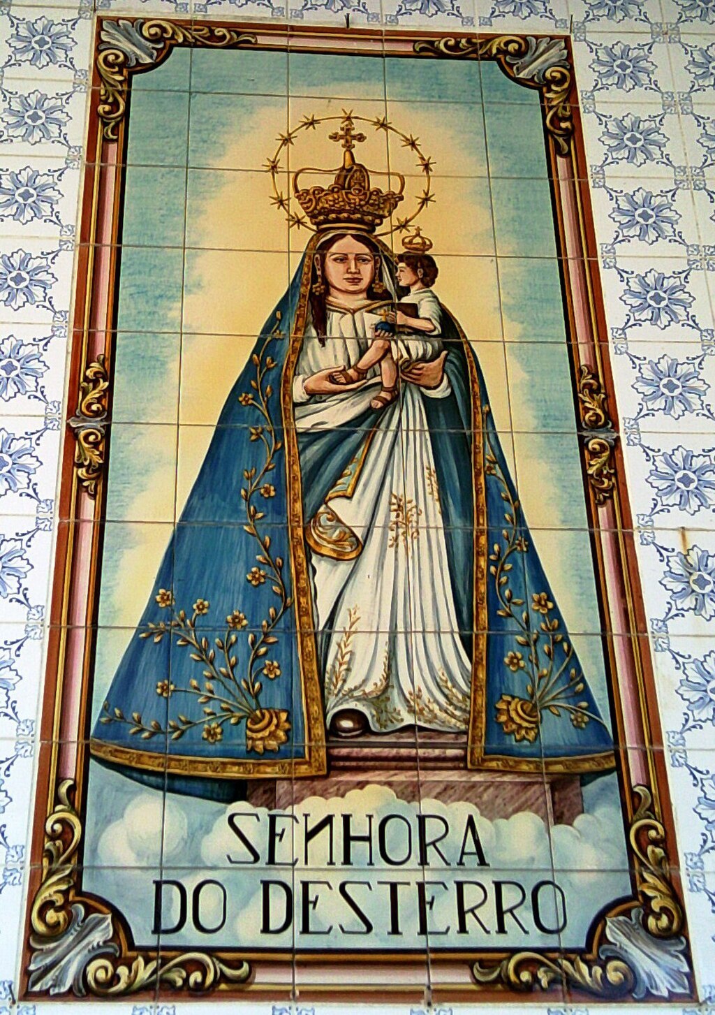 Florianópolis (SC) - Nossa Senhora do Desterro - Conhecida por sua proteção aos pescadores e à comunidade. É celebrada em 15 de agosto, e sua imagem é um símbolo de fé e esperança. A devoção a Nossa Senhora do Desterro é uma parte importante da cultura religiosa da ilha