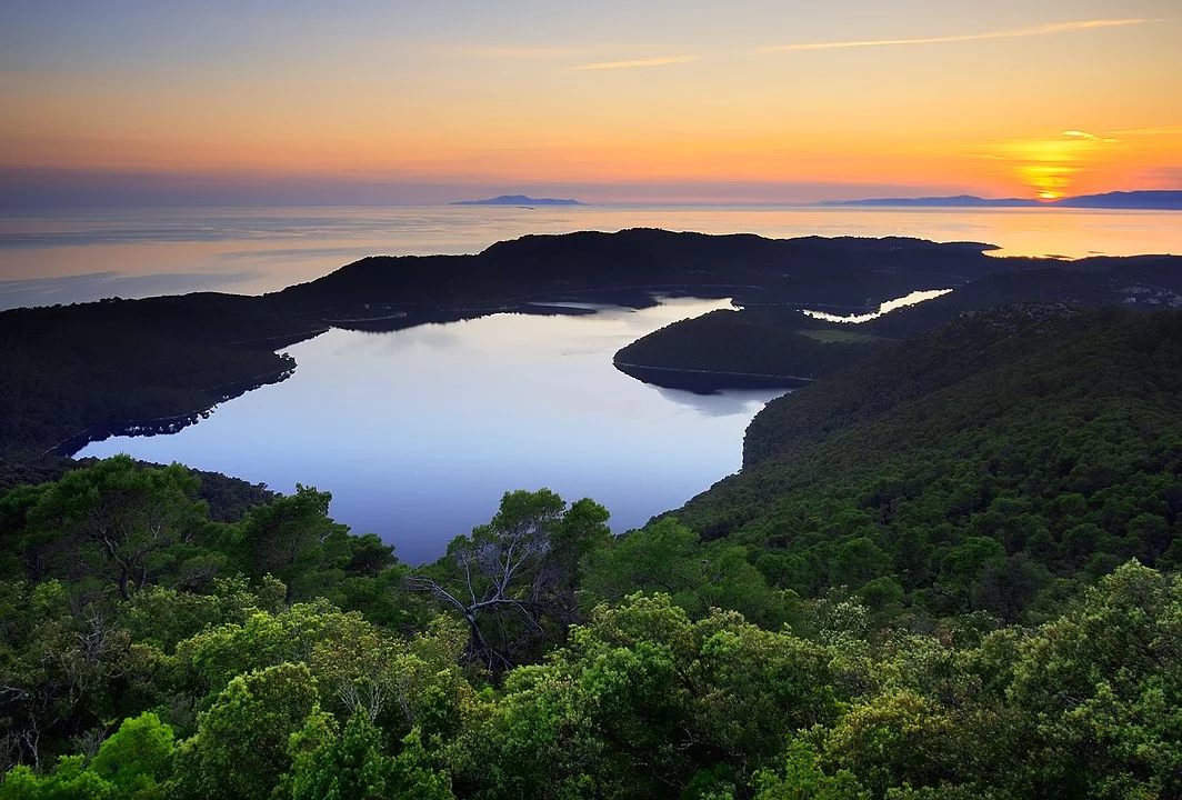 Iha de Mljet - Tem origem vulcânica, com numerosos desfiladeiros e barrancos. A parte noroeste da ilha tem um lago de água salgada com bosques: uma área muito procurada para lazer. 