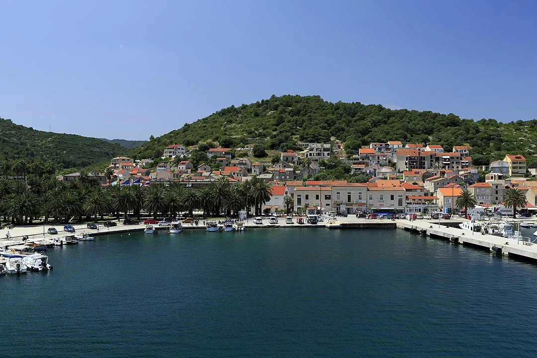 Ilha de Vis - Tem praias com águas cristalinas e farta vegetação, onde os passeios de barco são um must. 