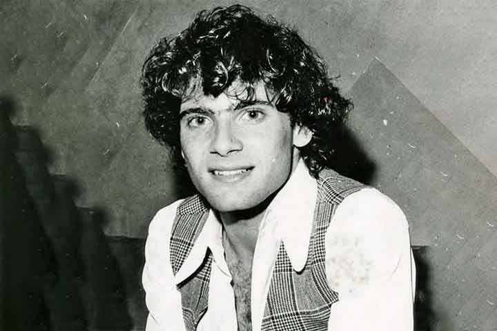 Um dos galãs da TV brasileira dos anos 80, o ator Lauro Corona morreu há mais de 35 anos, mas sua arte jamais foi esquecida. À época, sua morte aos 32 anos chocou o país. Vamos relembrar um pouco da carreira deste talentoso artista brasileiro, que se foi em 1989?