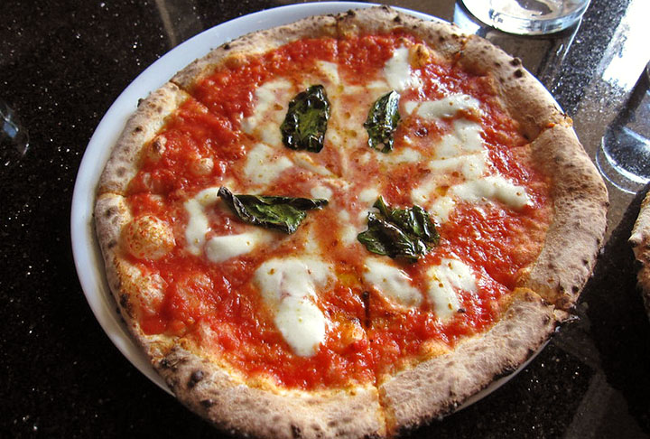 4º) Margherita (47% dos pedidos): Tem origem no fim do século 19, na cidade de Nápoles (Itália), e sua história está ligada à tradição da pizza napolitana.