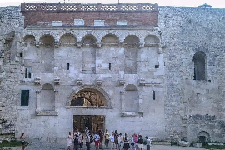 Além da beleza natural do litoral, Split tem palácios, estátuas, igrejas, monumentos históricos valiosos. Um dos mais importantes é o Palácio de Diocleciano, uma enorme fortaleza do Império Romano no século 4. 