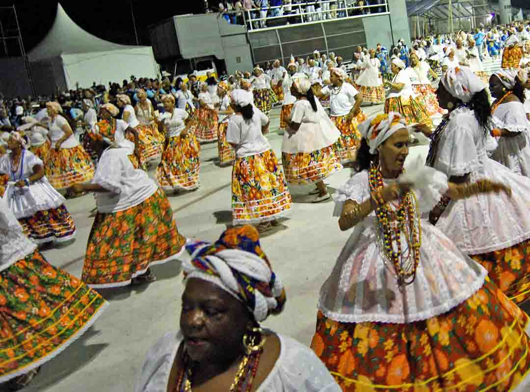 As rodas de samba eram eventos habituais, nos quais os indivíduos mais experientes congregavam-se na sala principal, entoando canções de forma retumbante, enquanto os mais jovens ocupavam outros compartimentos, entoando o samba corrido. No pátio, ficavam aqueles que apreciavam a percussão ritmada.