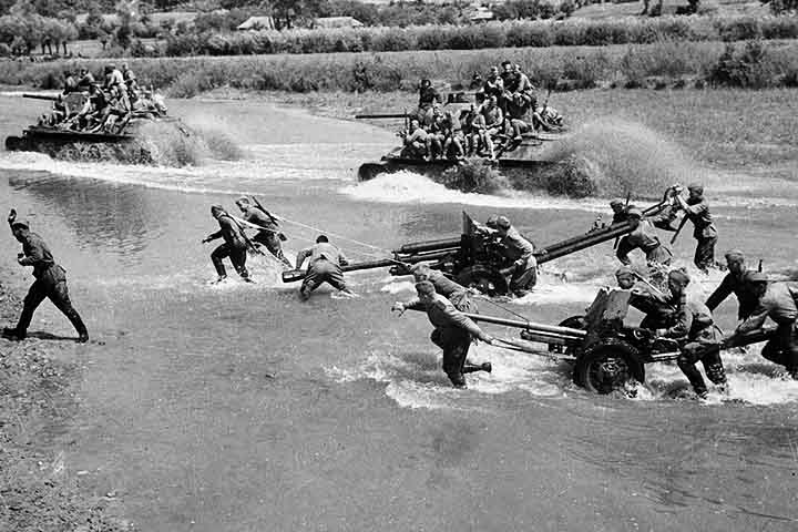 A Segunda Guerra Mundial levou à invenção da borracha sintética, como alternativa ao látex natural. Isso ocorreu devido à dificuldade de acessar as plantações no Sudeste Asiático ocupadas pelo Japão.