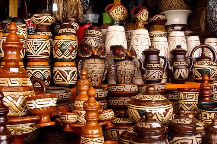 A cerâmica também tem grande relevância no Brasil, refletindo a diversidade cultural e a história do país, com influências indígenas, africanas e europeias. Muitas regiões preservam tradições e técnicas milenares, aplicando-as tanto em utensílios cotidianos quanto em obras artísticas. .