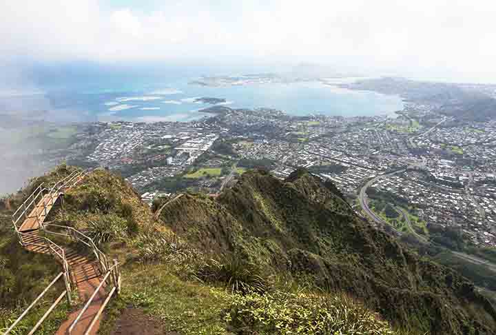 Haiku Stairs, Havaí, EUA: Também chamada de Escadaria para o Céu, possui 3.922 degraus ao longo de uma montanha. Construída em 1942, o acesso atualmente é restrito por questões de segurança, mas oferece vistas deslumbrantes de Oahu.
