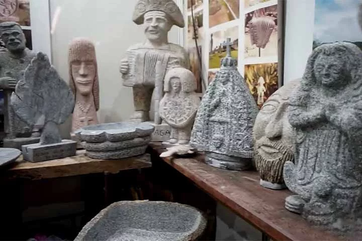 Brejo da Madre de Deus, Pernambuco - Também é conhecida pela cerâmica de barro, especialmente os famosos bonecos de barro que figuram como elementos do folclore pernambucano. A técnica e estilo autênticos desse artesanato têm sido passados de geração em geração, mantendo o legado cultural da região.
