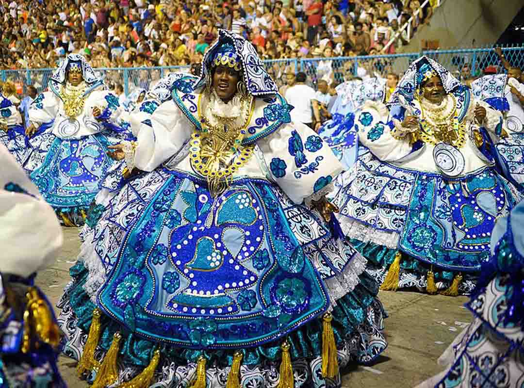 Por volta de 1870, na região do Cais do Porto, no Rio de Janeiro, moravam muito negros forros vindos da Bahia. Entre eles, as tias baianas que eram, em sua grande maioria, mães de santo e também cozinheiras e quituteiras.