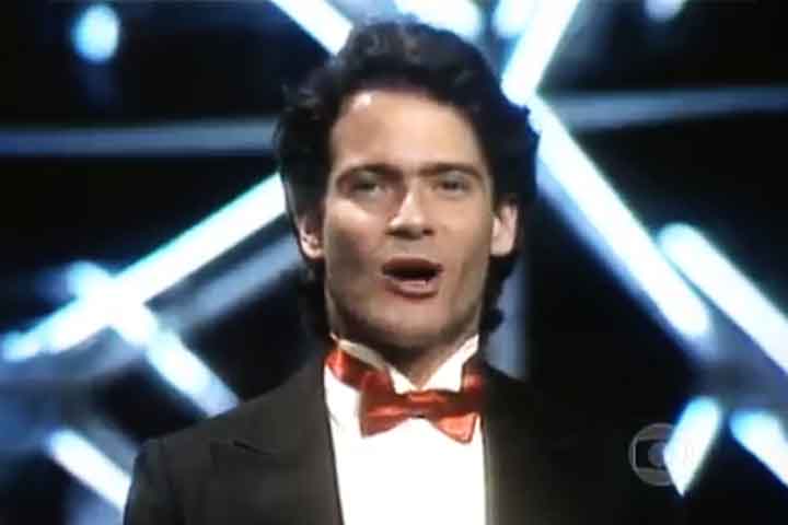 Em sua carreira, Lauro também participou de produções cinematográficas e peças teatrais, mas foi na televisão que ele construiu sua maior notoriedade. Em 1988, ele foi homenageado com o Prêmio Globo de Ouro, reconhecendo sua excelência e sucesso na TV brasileira.