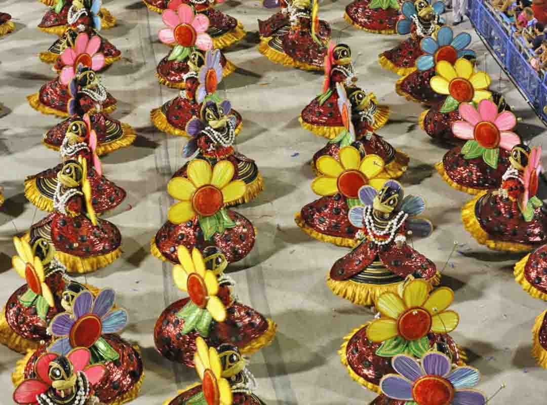 Assim, é possível ver baianas vestidas das mais variadas formas, sempre com a saia rodada e algum adereço em suas cabeças. Com o passar dos anos, as fantasias das alas das baianas passaram a ser muito aguardadas nos desfiles. Os carnavalescos dão uma atenção especial para a roupa destas senhoras, que representam por si só a história do samba. 