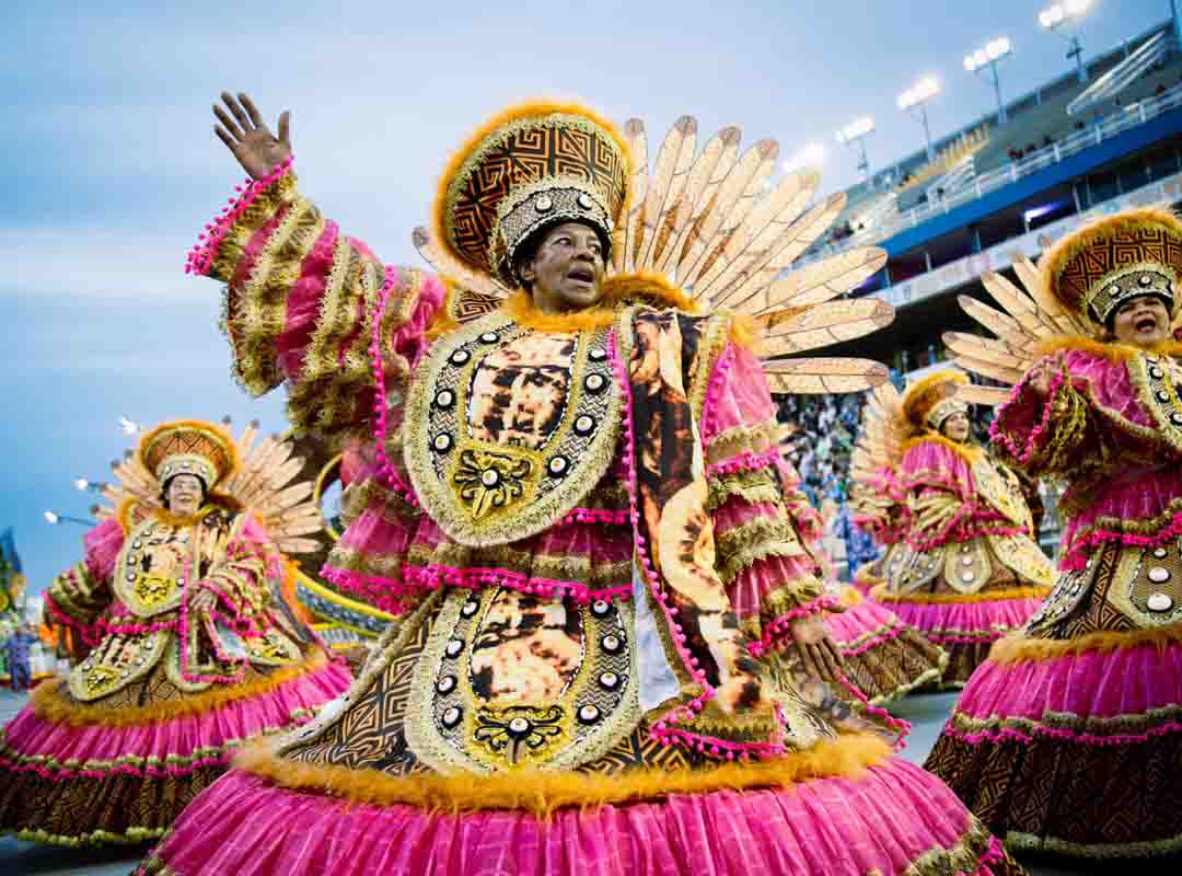 As escolas de samba são a principal vitrine cultural e turística do carnaval brasileiro. Elas nasceram a partir do rancho carnavalesco. Em 1893, foi criado o Rei de Ouros, por Hilário Jovino Ferreira. Ele apresentou novidades como o enredo, personagens como o casal de mestre-sala e porta-bandeira e o uso de instrumentos de cordas e de sopro.