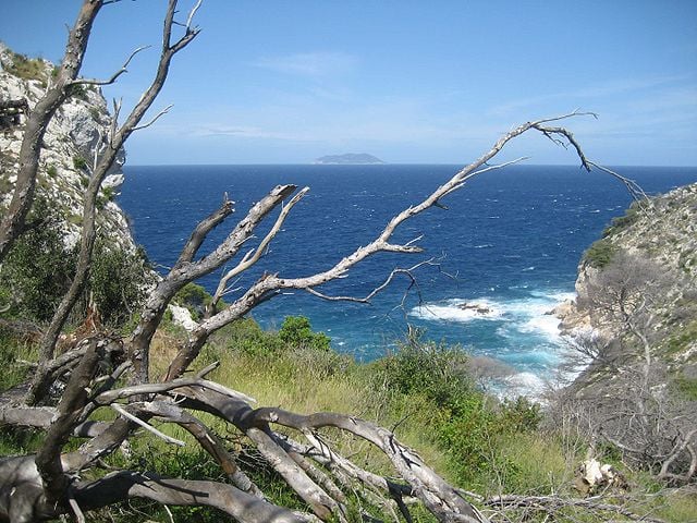 Bisevo - É um arquipélago que encanta pelo forte tom azul no Mar Adriático.  