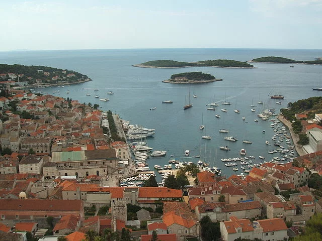 Hvar - É uma ilha que atrai milhares de visitantes no verão. Uma das principais estâncias na estação mais quente do ano. E também tem muralhas antigas (século 13).  