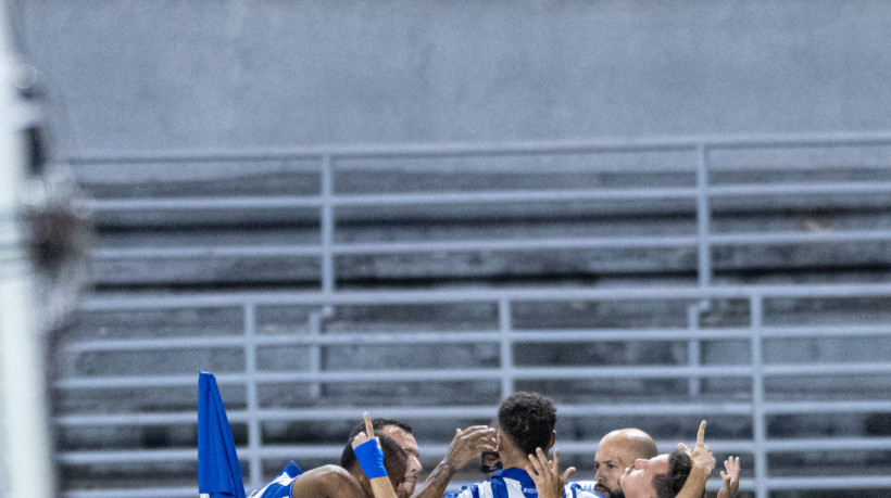 Imagem dos jogadores do CSA comemorando após um gol marcado