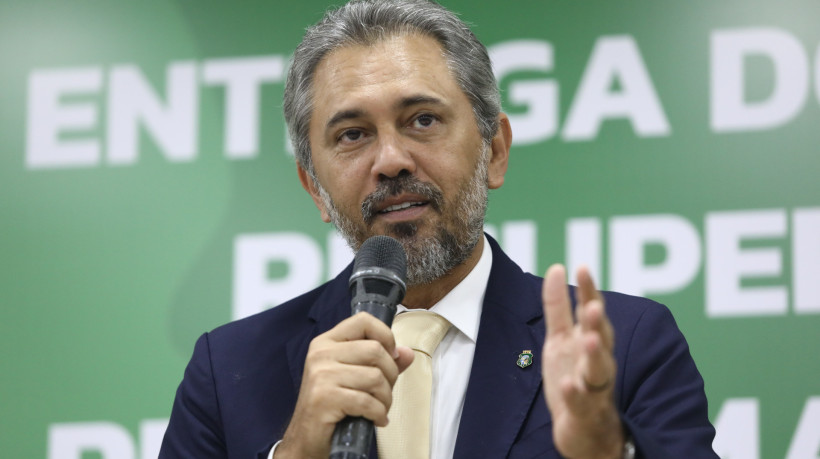 Governador Elmano de Freitas (PT) anunciou antecipação do salário dos servidores estaduais