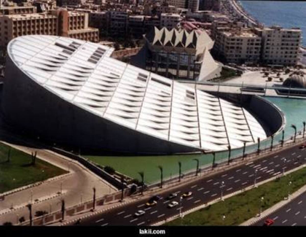 A inauguração teve tamanha importância cultural que contou com a presença de chefes de estado de vários lugares do mundo. 

