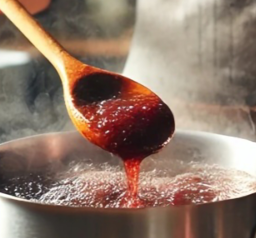 Durante o preparo, não esqueça de testar o ponto da geleia. Depois de mexer com a colher grande, na panela,  coloque uma colher de chá de geleia em um prato gelado. Assim, se a mistura formar rugas quando empurrada, isso significa que ela está pronta.