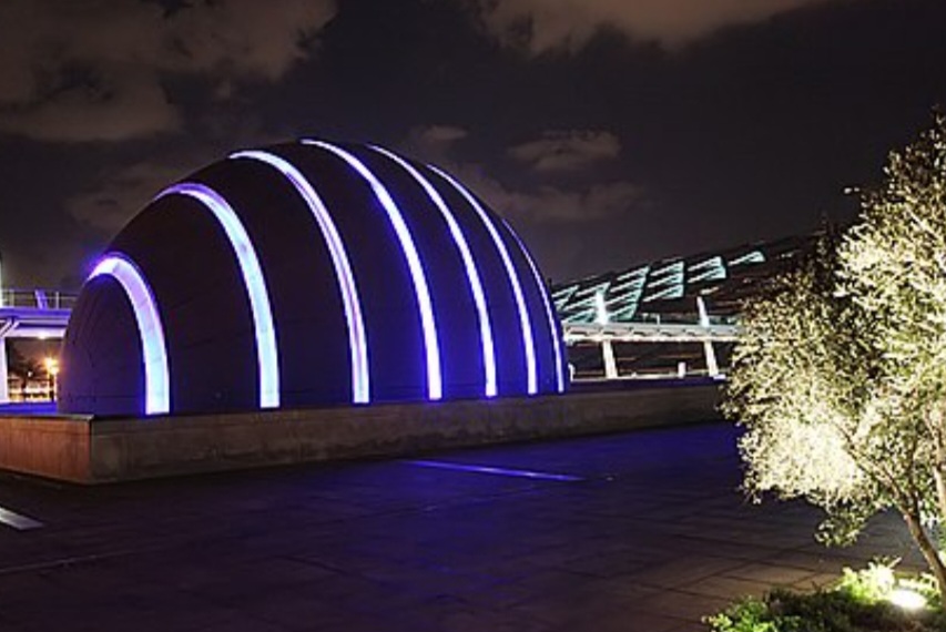 A biblioteca fica às margens do Mar Mediterrâneo, no terceiro país mais populoso da África - o Egito tem pouco mais de 110 milhões de habitantes. Sua estrutura contempla ainda um planetário e um laboratório de restauração de manuscritos.
