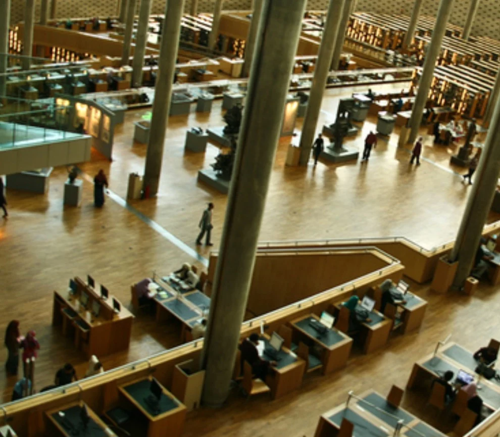 Com uma arquitetura de encher os olhos, a biblioteca moderna foi viabilizada com financiamento internacional após campanha da Unesco (Organização das Nações Unidas para a Educação, a Ciência e a Cultura). 
