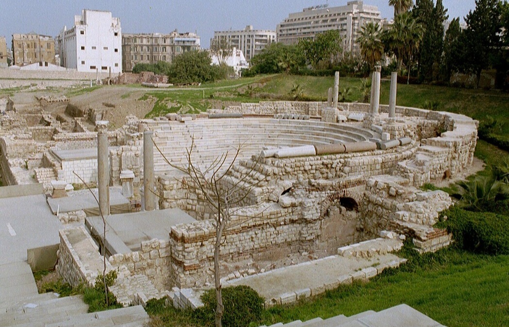 Um dos monumentos da época romana em Alexandria é o anfiteatro, construído no século IV da era cristã. Ele era palco de eventos e cerimônias realizadas no período.

