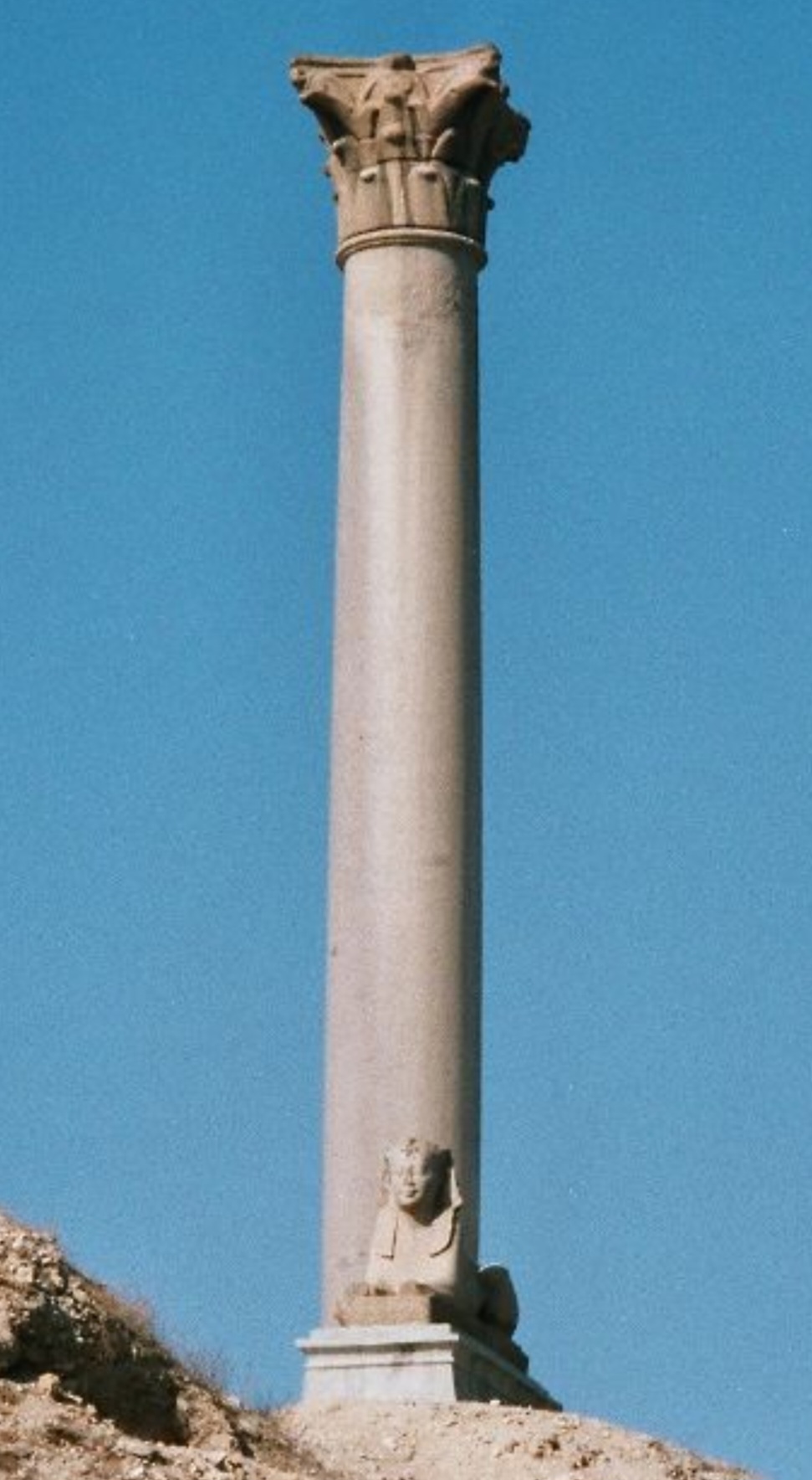 No sítio arqueológico de Alexandria está a Coluna de Pompeu. Construída de granito vermelho, é um dos pontos preservados da cidade antiga.

