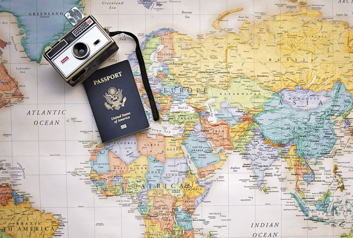 O governo federal informa que brasileiros estão isentos de visto para viajar a turismo a mais de 150 países. 