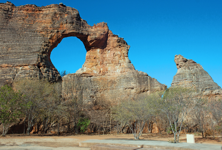 Além de belas praias, o Piauí tem parques de natureza exuberante. É o caso do Parque Nacional Serra da Capivara, com formações rochosas intrigantes e sítios arqueológicos de grande valor.  