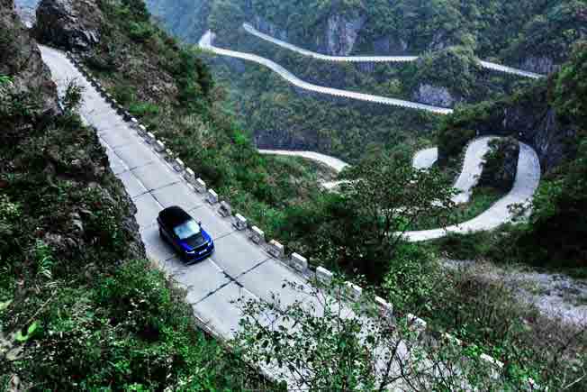 A estrada é um exemplo impressionante de engenharia moderna, integrada ao cenário de penhascos íngremes e vegetação do entorno, que tornam a paisagem deslumbrante e a construção complexa.