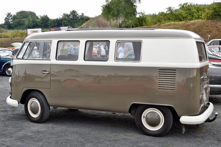 O nome Kombi vem da palavra alemã Kombinationsfahrzeug, que significa veículo combinado (ou multiuso), uma referência à sua versatilidade tanto para transporte de passageiros quanto de carga.