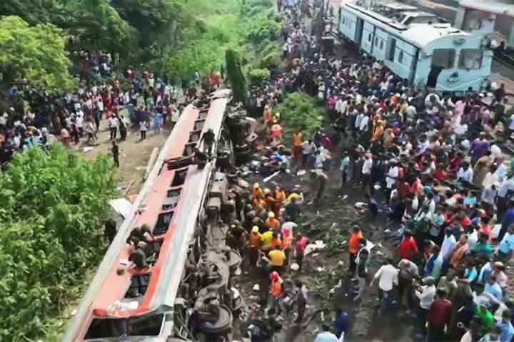 Especula-se que um engenheiro tentou evitar o atropelamento de uma vaca, animal considerado sagrado pela cultura hindú.