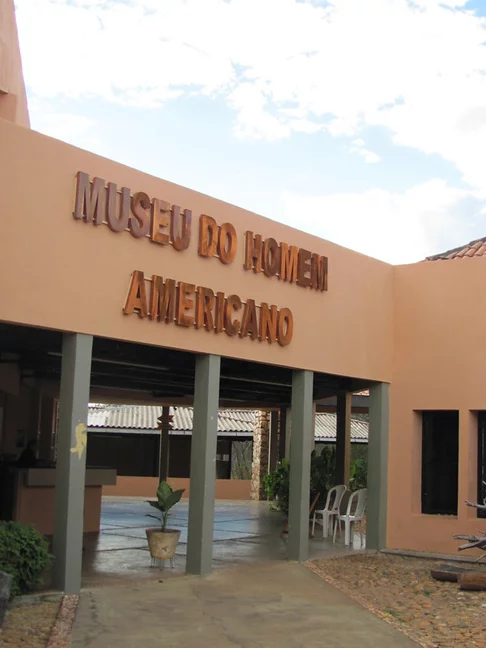 Além da arte em rocha que fica na natureza do parque, há um espaço cultural criado para armazenar peças encontradas pelos pesquisadores. É o Museu do Homem Americano, que tem reservas técnicas arqueológicas, paleontológicas, zoológicas e botânicas. E um vasto acervo em exposição. 