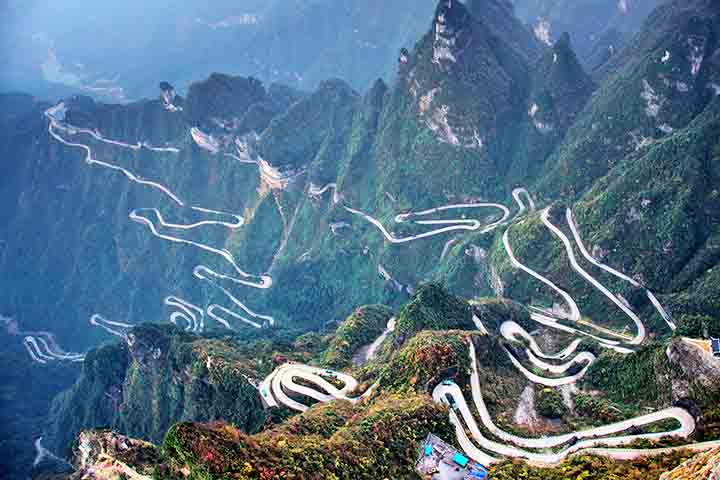 A Estrada da Montanha Tianmen foi construída entre 1998 e 2005. De cima, há quem diga que ela parece serpentear as encostas como um dragão.