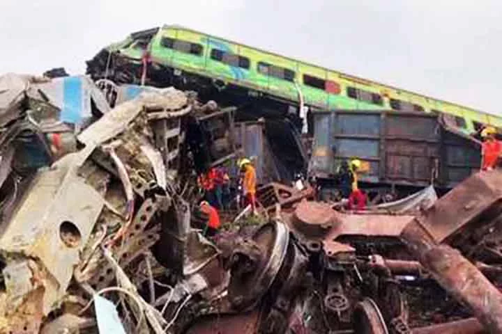 A colisão começou quando um dos trens de passageiros entrou na linha errada e bateu contra o trem de carga. O impacto provocou o descarrilamento de vagões, que invadiram a via oposta e foram atingidos pelo segundo trem de passageiros, causando uma destruição massiva.
