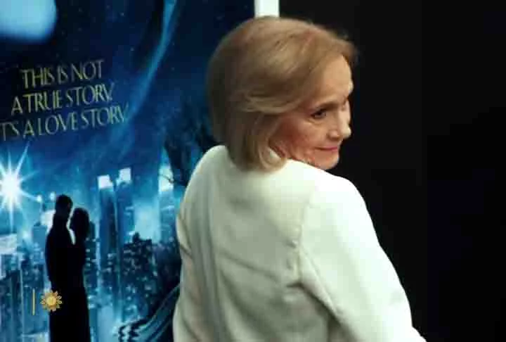 Aos 82 anos, em 2006, a atriz trabalhou em “Superman - O Retorno”, de Bryan Singer, uma continuação dos originais vividos pelo icônico Christopher Reeve entre os anos 1970 e 1980.
