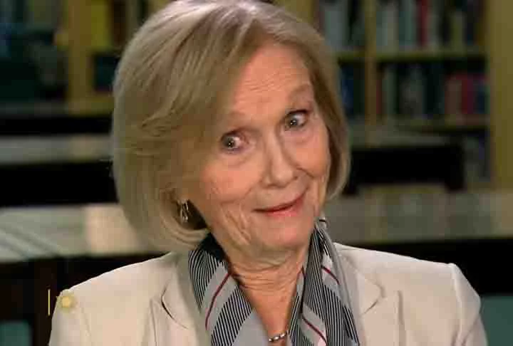 Nascida em Newark, cidade localizada no estado de Nova Jersey, a atriz estudou em universidade do estado de Ohio. 
