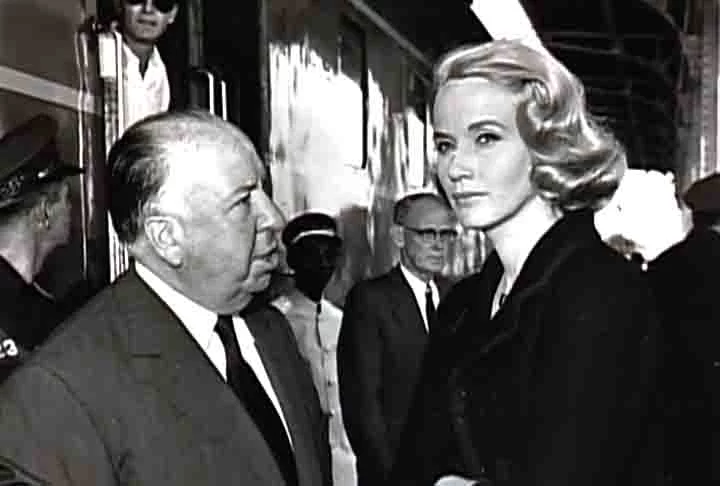 Além de Elia Kazan, a atriz atuou em filmes de outros diretores prestigiosos, como Alfred Hitchcock (“Intriga Internacional”, de 1959) e Otto Preminger (“Exodus”, em 1960)