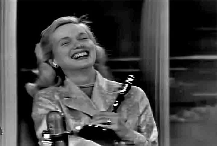 No filme, ela interpreta o papel de Edie Doyle, irmã do personagem cuja morte principia a história. O trabalho também rendeu a Marie Saint indicação ao Bafta, popularmente conhecido como o Oscar britânico. 
