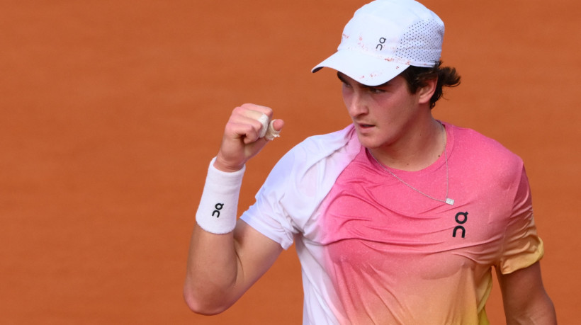 O brasileiro João Fonseca comemora um ponto durante a partida semifinal de tênis do ATP 250 Argentina Open contra o sérvio Laslo Djere, em Buenos Aires, no dia 15 de fevereiro de 2025