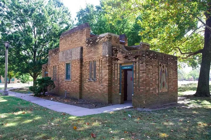 4) Kansas, EUA - Localizado no Riverside Park, em Wichita, e construído durante a Grande Depressão (1929), o banheiro público apelidado de Comfort Station é um verdadeiro marco histórico.
