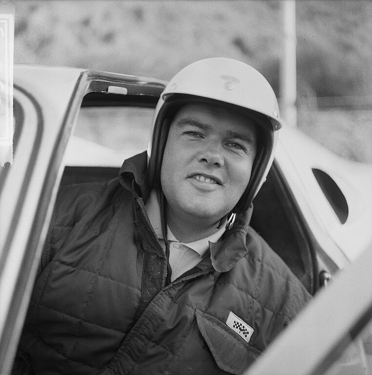 A ideia inicial veio de Ben Pon, um importador holandês da Volkswagen, que esboçou o conceito de uma van simples e funcional.